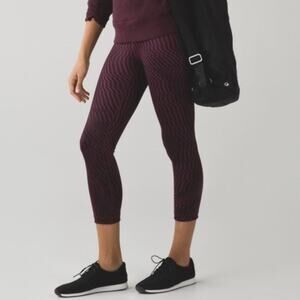 Lululemon Wunder Under Crop III in Shifted Horizon Red Grape Black Size 6